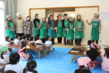 児童に郷土料理を説明する協議会員