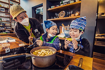 味噌を調理する子供と味見する子供