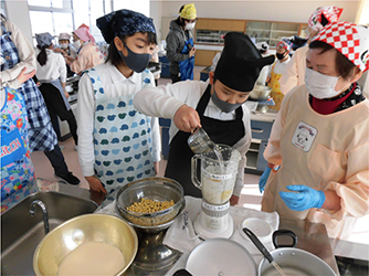 出前授業での豆腐作り体験