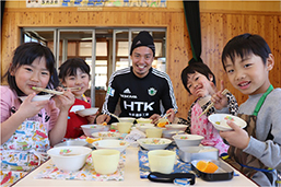 大豆をミキサーにかける子供