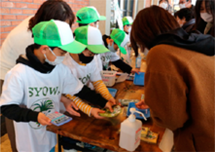ねぎを販売する子供たち