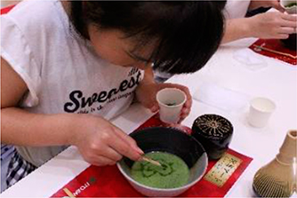 抹茶アートに取り組む子供