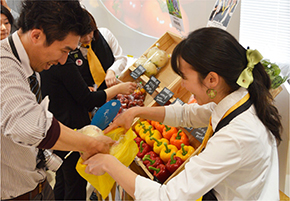 野菜を販売している様子