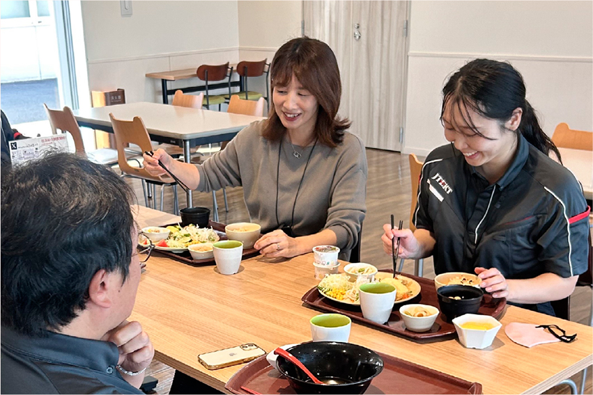 従業員３人が社食を食べている様子