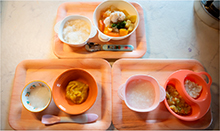 3つのプレートにのった離乳食