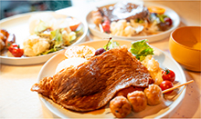 地場産野菜等を使用した料理ののった3つのお皿