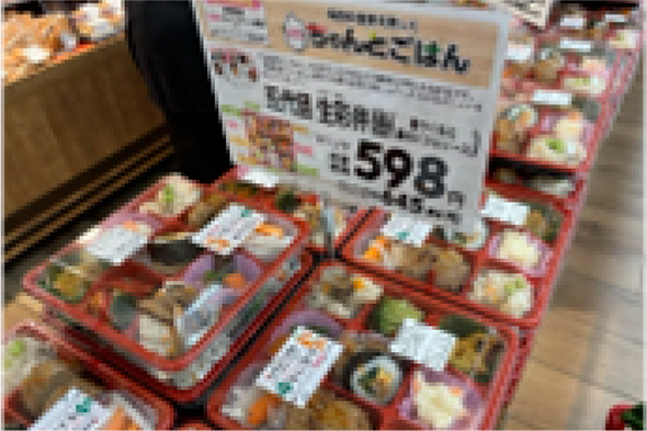 弁当がスーパーに売り出されている様子