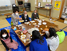 朝ごはんを食べる地域住民
