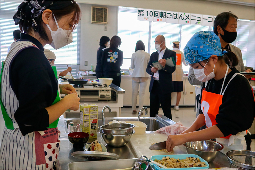 親子が料理する様子