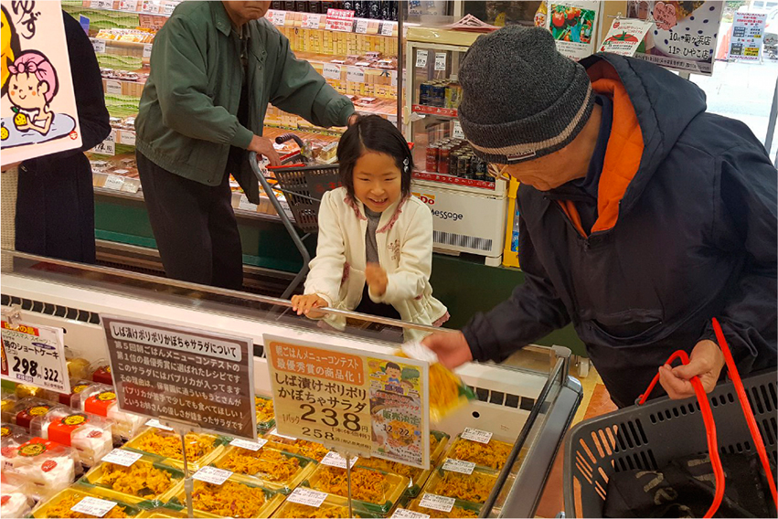 商品を見る子供と大人の様子