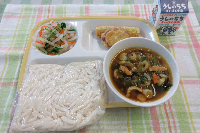 熊谷市産食材を使用した給食（汁物、うどん、天ぷら、和え物）