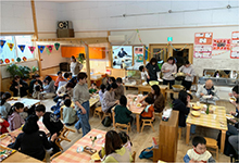 大勢の子供たちがカレーを食べる様子