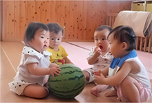 すいかと触れ合う子供たち