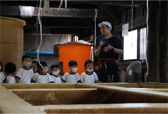醤油工場を見学する子供たち
