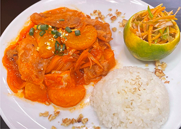 果物をふんだんに使った料理