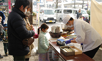 食べ物を販売している様子