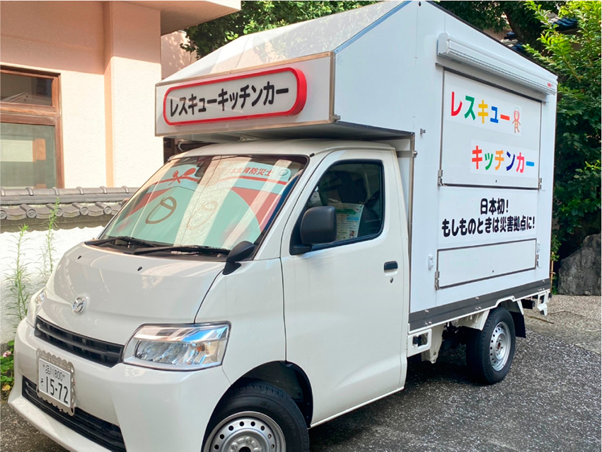 レスキューキッチンカーと文字がかかれた白色のキャンピングカー