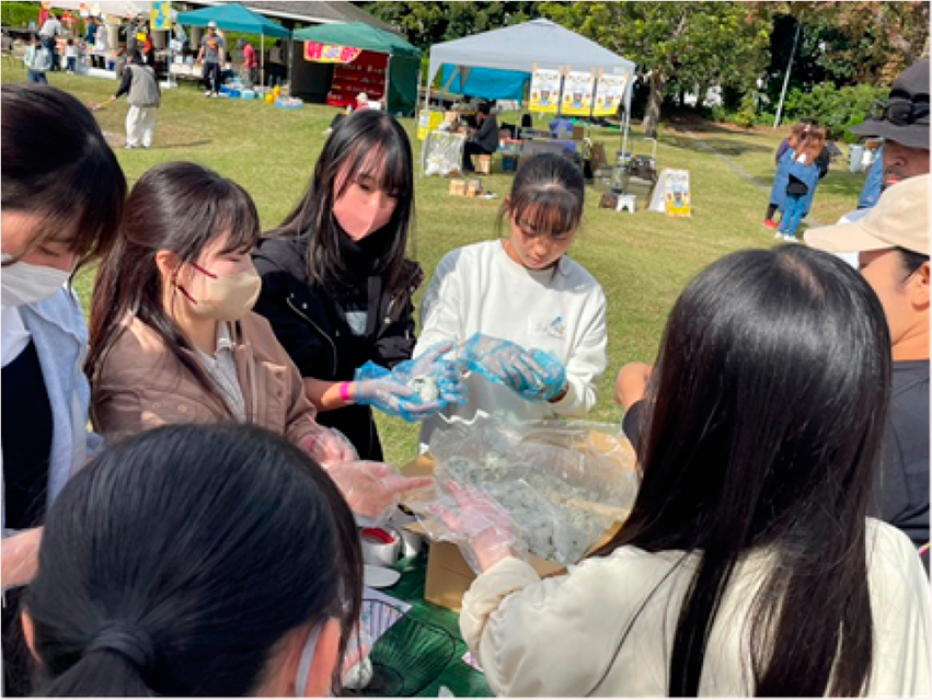 おにぎりをつくる子供たち