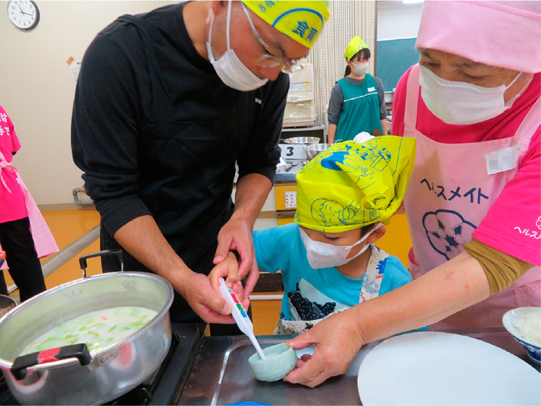 スープの塩分濃度を測る親子