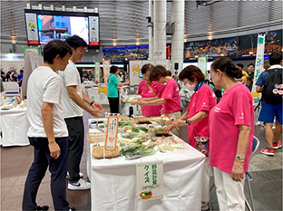 野菜の計量クイズを行っている様子
