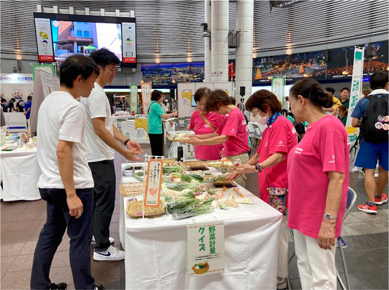 野菜の計量クイズを行っている様子