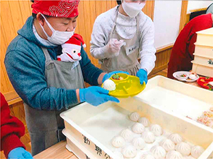 小籠包を配膳する様子