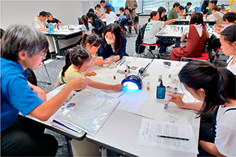 箸置き作りのワークショップで箸置き作りにいそしむ子供たち