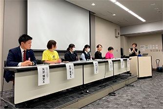 6人と司会によるパネルディスカッションの様子