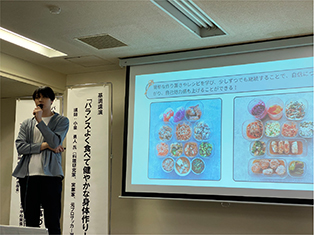 学生がスライドを使って食育について発表する様子