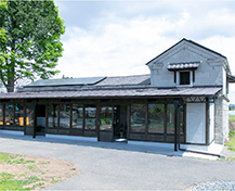 黒、白、茶色を基調とした和風のホテル