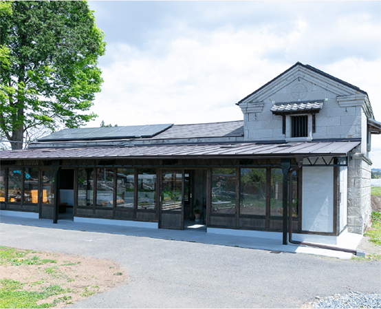 平屋建ての屋根がついた大きな建物。