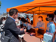 生徒が商品を販売する様子