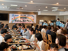大勢の親子が食事をする様子