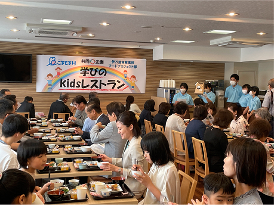 こども食堂で大勢の人が食べている様子