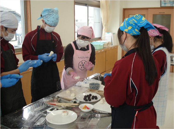 ひなまんじゅうを作る子供たち
