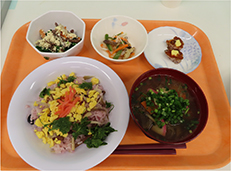 郷土料理が5つの皿にのったプレート