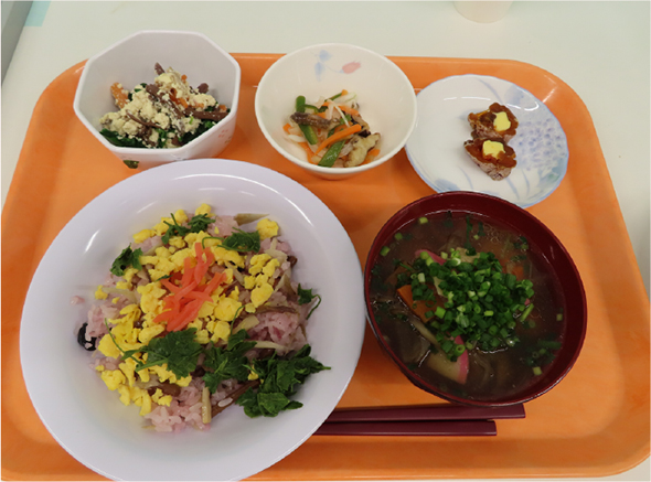 黒豆入り三菜寿司や団子汁などの料理がトレーに並ぶ