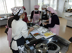 郷土料理の調理実習の様子