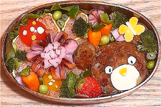 くまさんの形のハンバーグ、お花の形のウインナーなど可愛らしいお弁当
