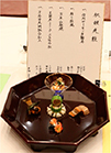 芸術的な装飾がほどこされた前菜