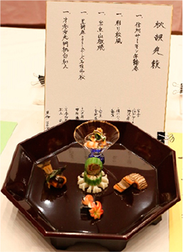 飾り切りが施された繊細な和食の先付５種類が盛り付けられている。