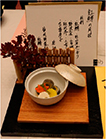 茶碗に盛り付けられたニジマス等の煮物