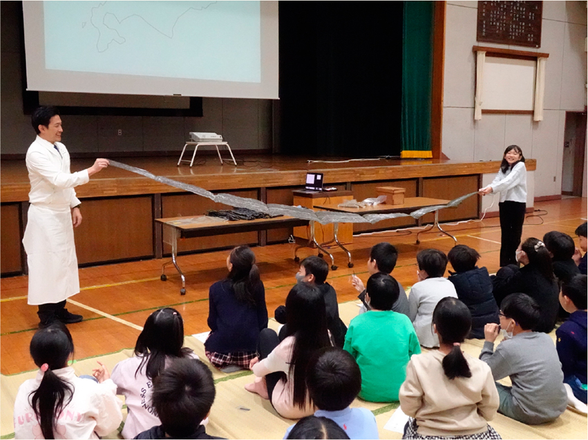 長折昆布を見つめる子供たち