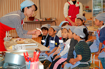 魚を興味津々に見つめる子供たち