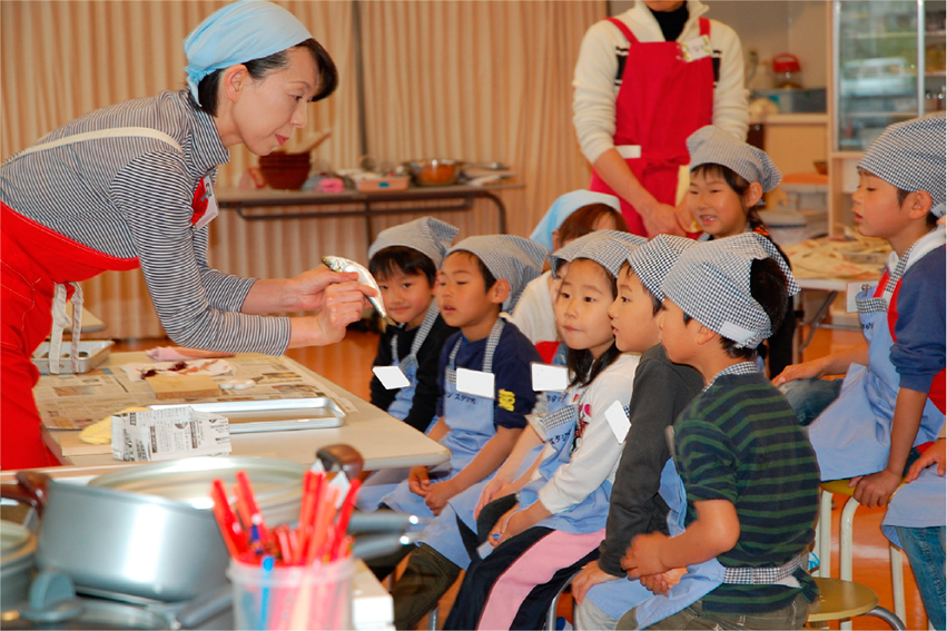 魚をみつめる子供たち