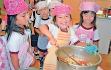 食材に触れて食べ物の大切さを知り、みんなで料理する楽しさや喜びを感じることができる「はじめてクッキング」