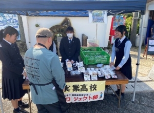 開発した商品を販売している様子