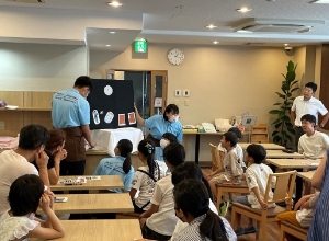 手作りのパネルシアターを使って子どもたちに食について学んでもらっている様子