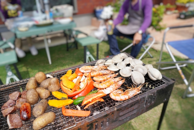 色々な食材が載ったBBQの写真です。