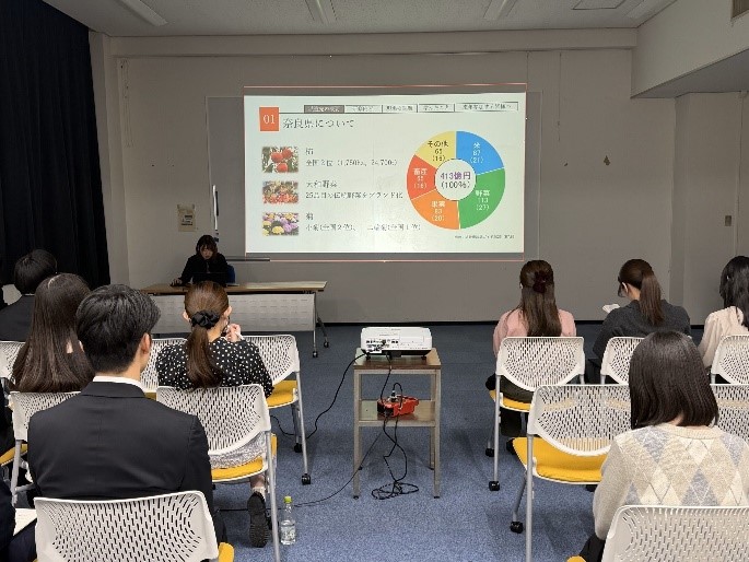 職員の報告会の様子